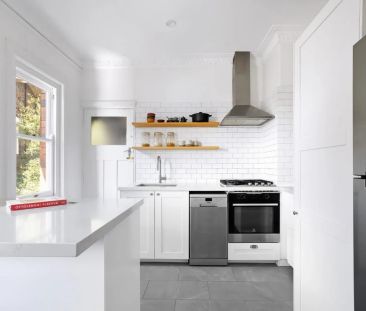 Art Deco Character and Contemporary Style in a Boutique Block of Seven - Photo 4