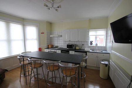 1 bedroom in a flat share to rent - Photo 5