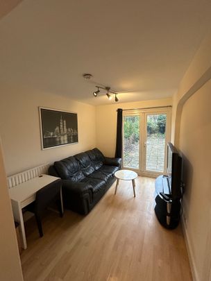 Room in a Shared Flat, Adam Court, SE11 - Photo 1