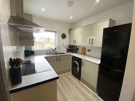 Modern Double Room in Shared House - Photo 2