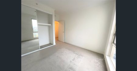 Sunny and Spacious Two Bedroom Apartment - Photo 5