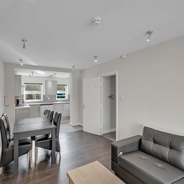 Spacious 3-Bed, 1-Bath Student Flat with Large Communal Garden & Free Parking - Photo 1