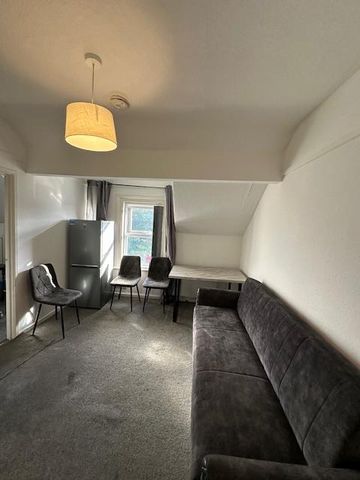 3 bedroom flat to rent - Photo 2