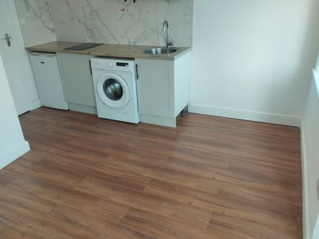 Studio Flat, Leghorn Road, NW10 - Photo 3