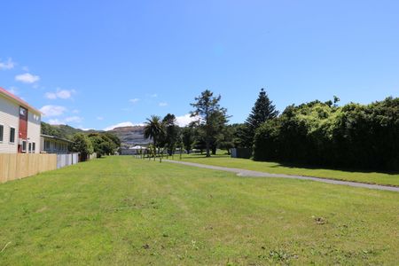 Sunny bedsit in a park - Photo 2