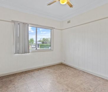 Spacious 3-Bedroom Family Home in Prime Riverstone Location - Photo 3