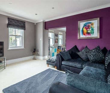 An exceptional late 20th century six-bedroom home offering expansiv... - Photo 5