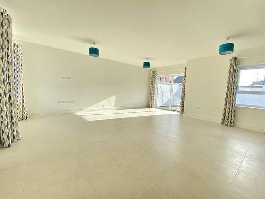 3 bedroom Spacious Three Bedroom House to rent - Photo 1