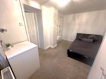 Luxury Co-Living- Double Ensuite Room - Photo 5