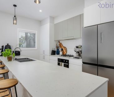 Spacious three bedroom air conditioned townhouse with single garage - Photo 3