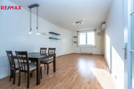 Komfortní bydlení 2+kk s lodžií, klimatizací a garáží – Jetelová, Praha 10 - Photo 2