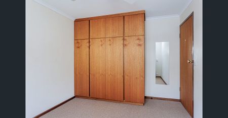 Well-appointed home in a neighbourhood filled with conveniences! - Photo 2