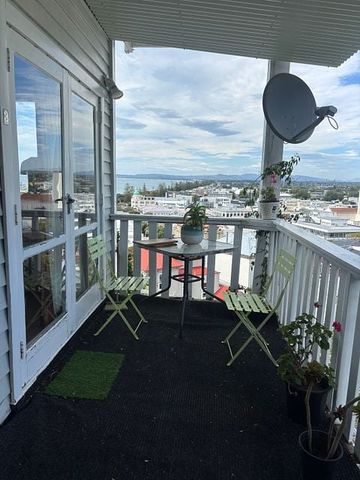 Two Bedroom Flat with Views in City Centre - Photo 2