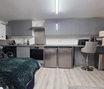 Guide Price £1,200 pcm - Available Now - Part Furnished - Photo 2