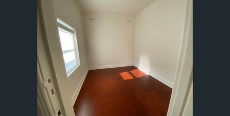 Charming 1930s Art Deco Duplex in a Quiet, Convenient Location - Photo 4