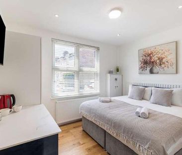 Garden City, Edgware, Middlesex, HA8 - Photo 3