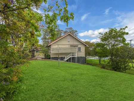 LARGE 3 BEDROOM HOUSE IN ENOGGERA !! Brand new Bathroom! - Photo 5