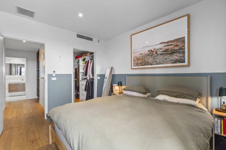 Cozy, Sunlit Apartment with Large Balcony! - Photo 5