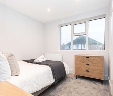Ideal Home For Modern Living - All En-Suite Rooms - Photo 3