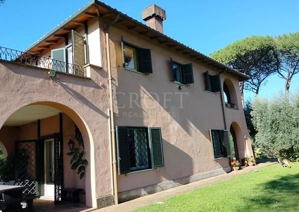 Ardeatina-Divino Amore: Quiet, charming rustic villa, big and well-curated garden, 3 beds, 1 study, 3 baths, living room, kitchen, with terraces , AC and parking space. Ref 2322
