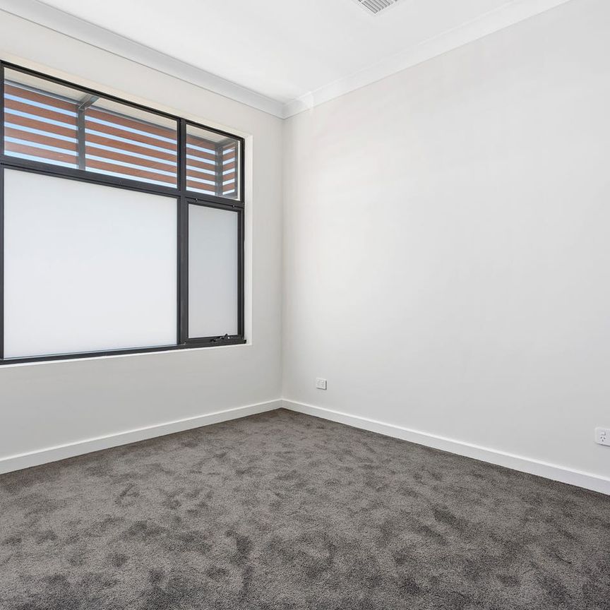Fully-Furnished & Move-In Ready 2-Bedroom Townhouse in Campbelltown! - Photo 1