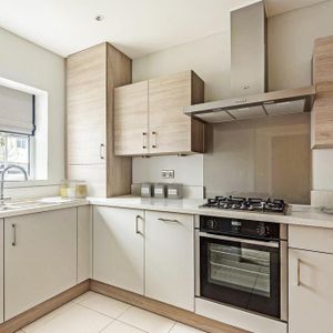 3 bedroom semi-detached house to rent - Photo 2