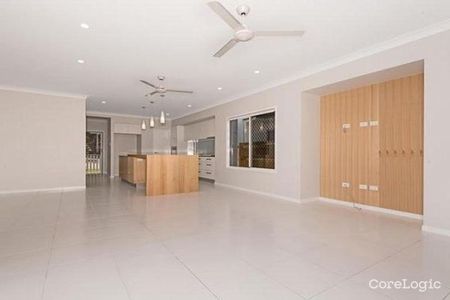 Spacious 4-Bedroom Family Home in Hyde Park - Photo 4