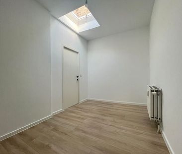 Appartement te huur in Ukkel voor € 950 met 1 slaapkamer - Photo 3