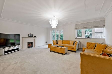 An exceptional detached family home in an exclusive gated setting. - Photo 2