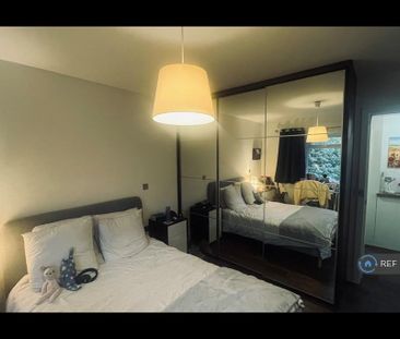 1 bedroom in a flat share to rent - Photo 2