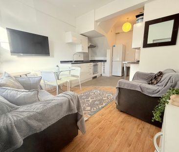 4 Bedroom Mid Terraced House - Photo 1