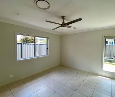 MODERN LIVING IN JORDAN SPRINGS! - Photo 6