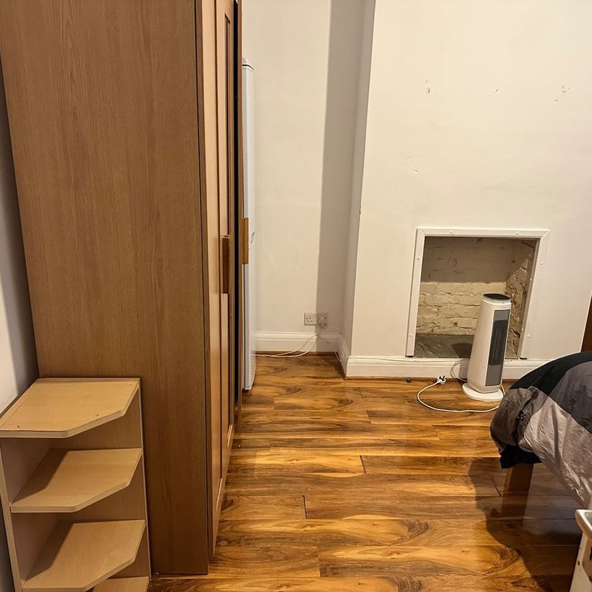 Room in a Shared House, Manor Way, CR4 - Photo 1