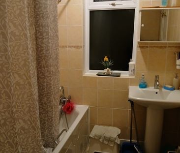 1 Bed Semi-Detached House, Fairlands Avenue, CR7 - Photo 2