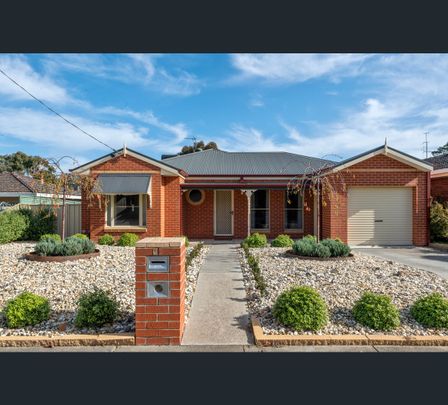 1/2 Heyington Place, Kennington, Vic 3550 - Photo 1