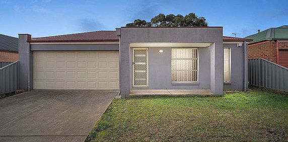 A low maintenance family house in the heart of Wendouree - Photo 2
