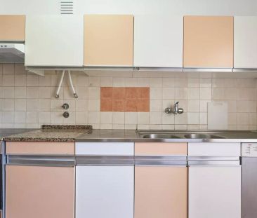 Room in a shared 8-bedroom apartment for rent in Lisbon, perfect for singles. - Foto 3