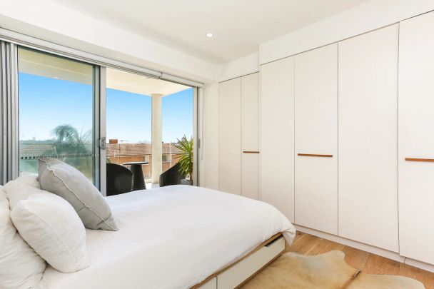 North Bondi two bedroom unit with two private outdoor balconies - Photo 1