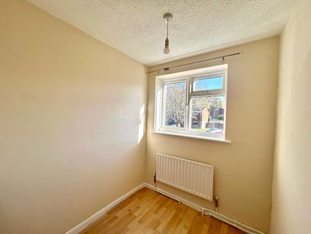 Pinewood Park, Farnborough, Hampshire, GU14 - Photo 4