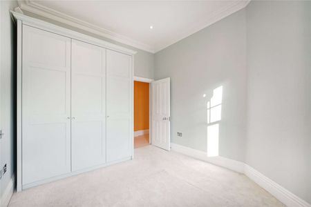 A delightful period apartment on Prince of Wales Drive. - Photo 3