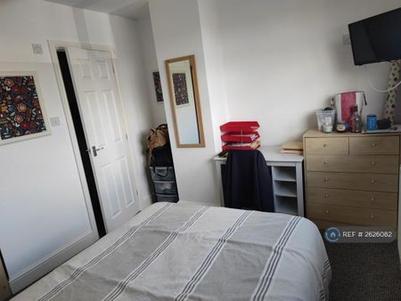 1 bedroom in a house share to rent - Photo 3