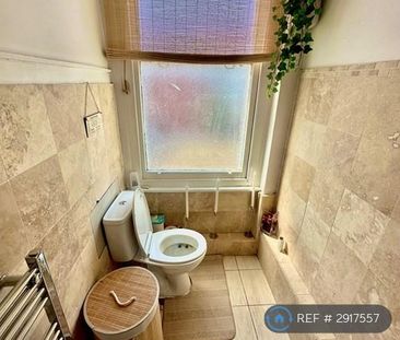 1 bedroom in a flat share to rent - Photo 3