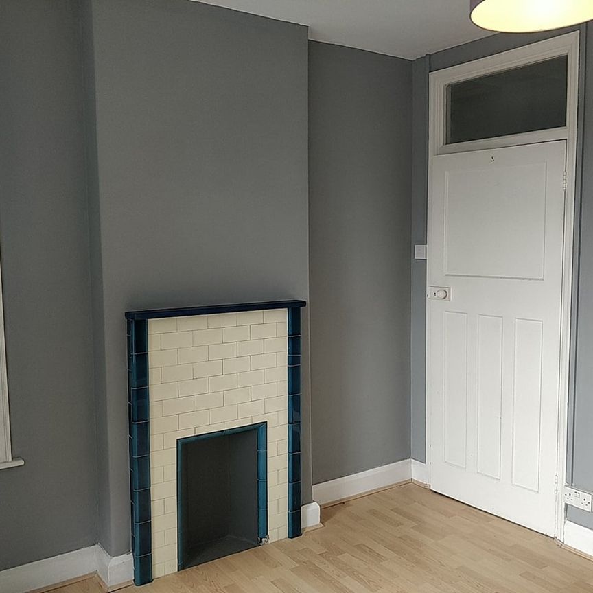 3 Bed Maisonette, Fieldview, SW18 - Photo 1