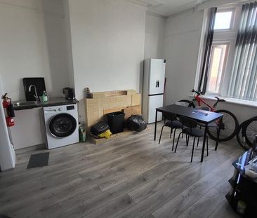 1 bedroom in a house share to rent - Photo 2