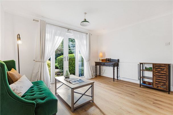 This two bedroom ground floor apartment is located less than a mile from Oxford Parkway. This property has recently had new flooring and window dressings and is available now. - Photo 1