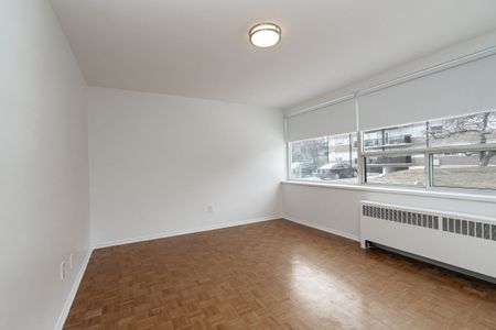 150 The Donway West - Photo 3