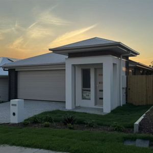 This comfortable 4-bedroom house is in a perfect location - Photo 3