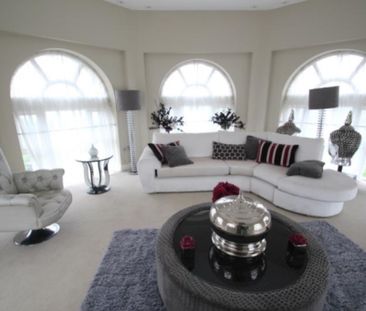 Princess Park Manor, Royal Drive, London, N11 3FL - Photo 2