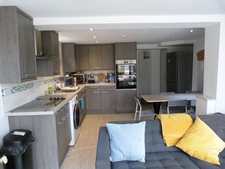 1 bedroom in a house share to rent - Photo 4