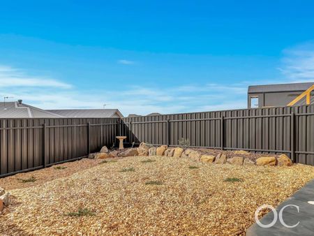 Open the door to bright, breezy living - Photo 4